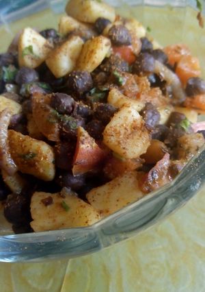 A picture of Kala channa chat.