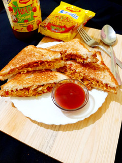 ম্যাগি স্যান্ডউইচ (Maggi sandwich recipe in Bengali) রেসিপির প্রধান ছবি