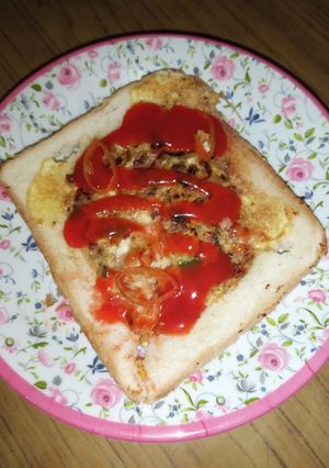 A picture of Stuffed cheesy chicken toast.