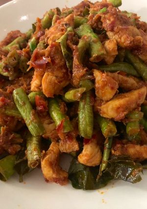 รูปของ ผัดพริกแกงถั่วฝักยาวหมูชิ้น (Stir fried pork and green yardlong bean with red curry paste)