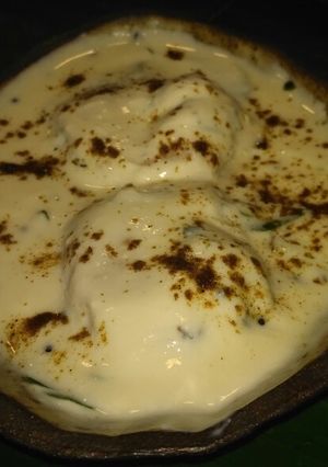 A picture of Dahi ka vada.