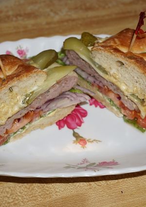 Una foto de HAMBURGUESAS DE CERDO CUBANAS. JON STYLE
