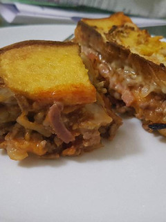 Una foto de Burger pie (pastel de carne)