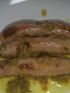 Una foto de Salchichas frescas al vino en olla GM De