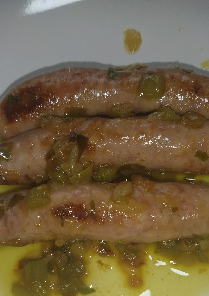 Una foto de Salchichas frescas al vino en olla GM De