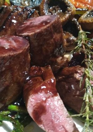 Una foto de Lomo y solomillo de cierva con reducción de merlot y enebro