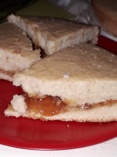 Una foto de Torta con mermelada de durazno