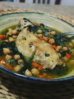 Una foto de Potaje de garbanzos con pollo y espinaca