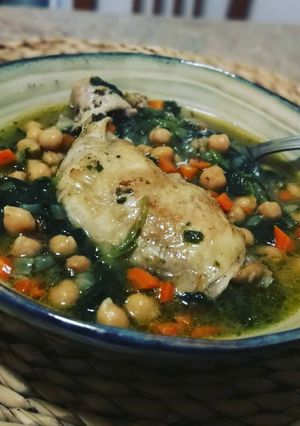 Foto principal de Potaje de garbanzos con pollo y espinaca