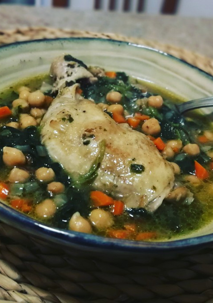 Una foto de Potaje de garbanzos con pollo y espinaca