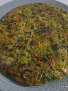 Una foto de Tortilla de zapallitos, zanahoria y espinacas