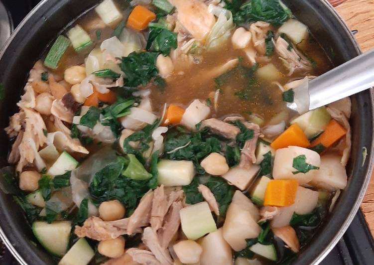Sopa de verdura con pollo