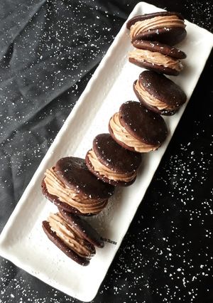 चॉकलेट व्हूपी पाई (chocolate whoopie pie) रेसिपी मुख्य फोटो
