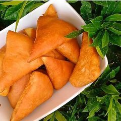 A picture of Triangle shaped stuffed bread.