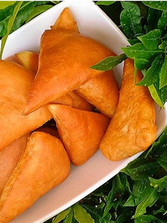 A picture of Triangle shaped stuffed bread.