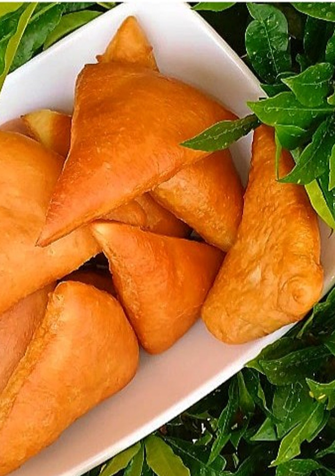 A picture of Triangle shaped stuffed bread.