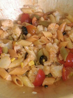 Una foto de Ensalada de pasta, coliflor y olivas negras