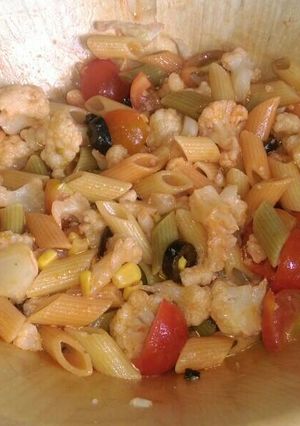 Una foto de Ensalada de pasta, coliflor y olivas negras