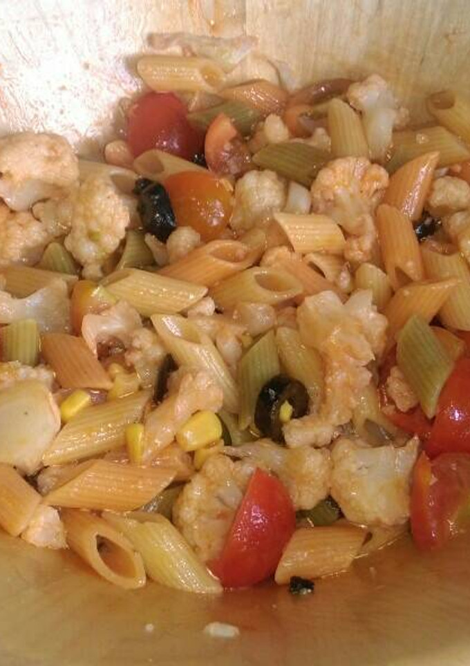 Una foto de Ensalada de pasta, coliflor y olivas negras