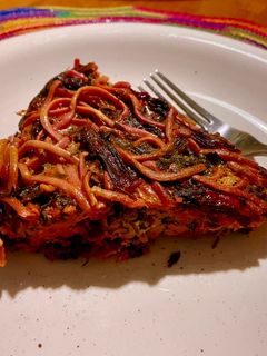 Una foto de Tortilla de fideos c/hojas de betarraga