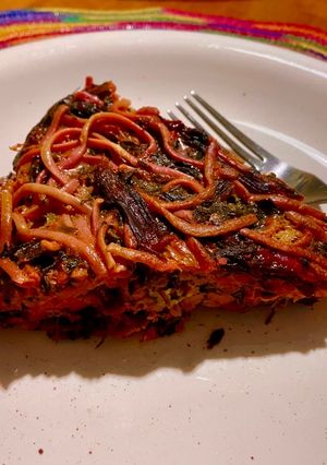 Una foto de Tortilla de fideos c/hojas de betarraga