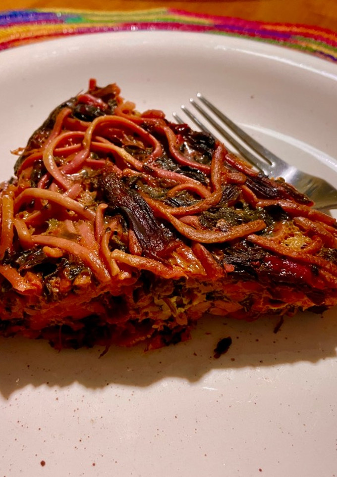 Una foto de Tortilla de fideos c/hojas de betarraga