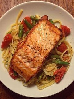 Una foto de Salmón al Horno con Mantequilla Aromatizada
