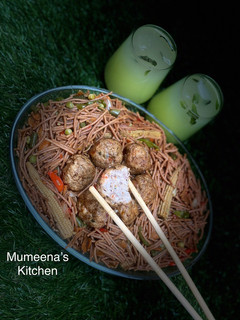 Brown spaghetti with chicken balls ainihin hoton girkin
