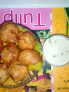 இட்லிமாவு போண்டா (Idli maavu bonda recipe in tamil) செய்முறை முக்கிய புகைப்படம்