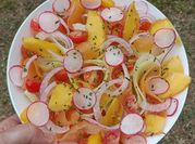 Une photo de salade avec nectarine