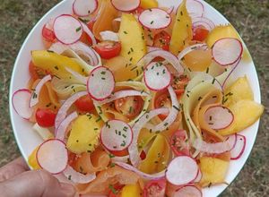 Une photo de 🌿 Salade d'été concombre melon radis nectarine