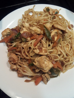Una foto de Tallarines salsa de soja con verduras y pollo
