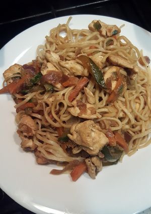Una foto de Tallarines salsa de soja con verduras y pollo