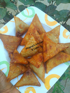 A picture of Samosa wrap& folding method recipe.