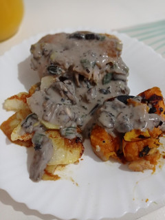 Una foto de Pollo al horno con salsa de portobello al vino tinto!