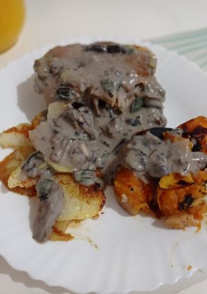 Una foto de Pollo al horno con salsa de portobello al vino tinto!