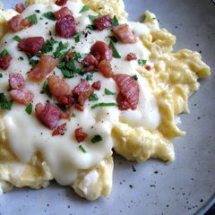 A picture of Scrambled Eggs & Cheesy White Sauce.