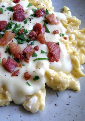 A picture of Scrambled Eggs & Cheesy White Sauce.
