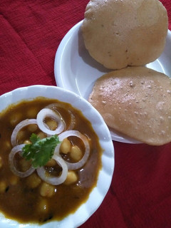 छोले और नमक अजवाइन वाली पूरी (Chole aur namak ajwain wali puri recipe in hindi) रेसिपी मुख्य फोटो