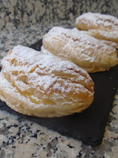 Una foto de Pastelitos de hojaldre rellenos de crema de melón