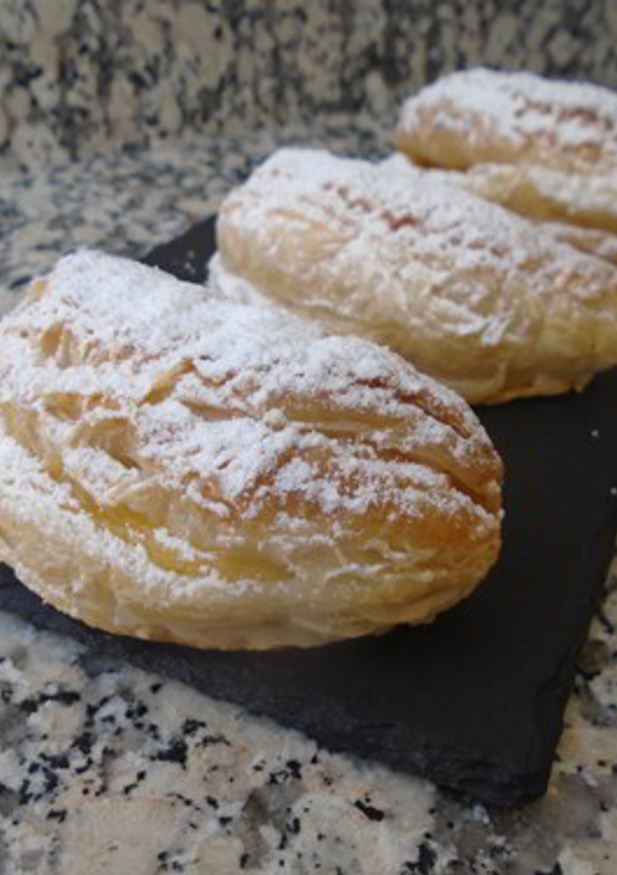 Una foto de Pastelitos de hojaldre rellenos de crema de melón