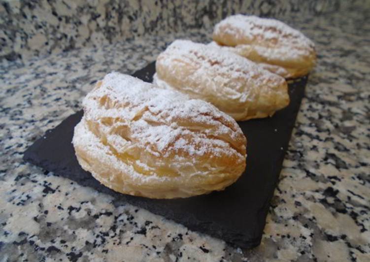 Pastelitos de hojaldre rellenos de crema de melón