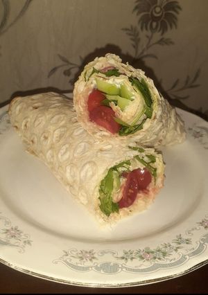 عکسی از دستور نون پنیر و خیار و گوجه و سبزی (غذای نپختنی) 🌯