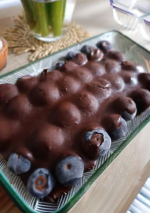 Una foto de Tiktok trending: Choc Blueberry Bark 🫐🍫🤯 // Barra de chocolate & arándanos