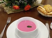 Una foto de sopa de remolacha y yogurt
