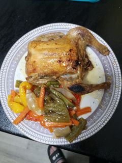Una foto de Pollo al horno con verduras