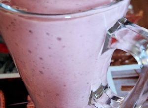 O poză a rețetei Smoothie cu banane și fructe de padure.