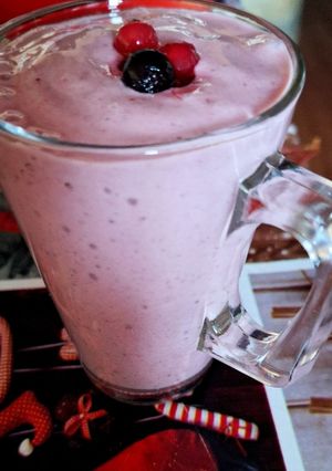 O poză a rețetei Smoothie cu banane și fructe de padure.