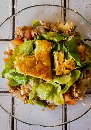 Una foto de Ensalada tricolor con atún y omelette de puerro