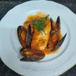 Lomo de merluza y mejillones con pisto
